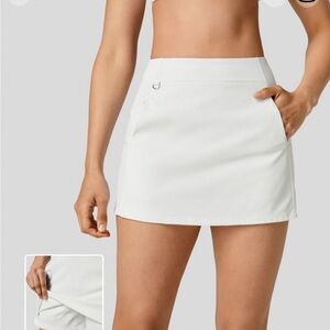 HIGH-WAISTED SIDE-POCKET MINI GOLF SKORT (L); white